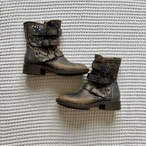 Circle G Women’s Distressed Dusty Blue Leather Ankle Moto Boots - 6.5